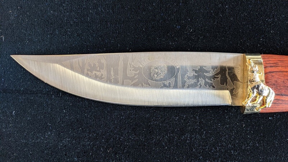 Wildlife Collection Wolf Fixed Blade 440 Stainless with Display Box