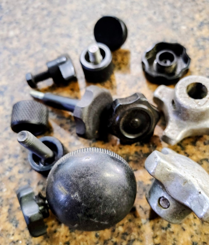 🗽A DOZEN RANDOM KNOBS , HARDWARE