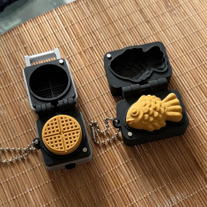 Clinker Waffle & Fish-shaped Waffle Maker Keychain & Cap