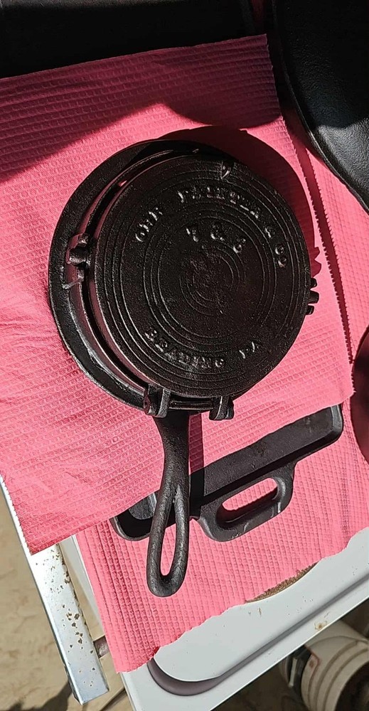 vintage cast iron waffle maker, Size 7-8, No Name
