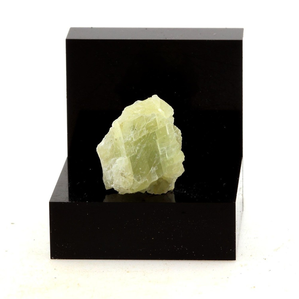 Calcite. 16.29 Ct. Wakefield, Québec, Canada.