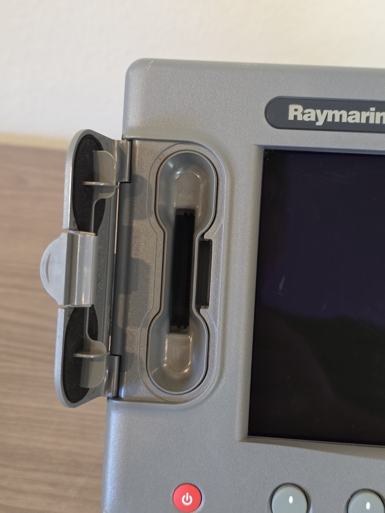 Raymarine C70 Classic E02018 GPS Fishfinder Radar Chartplotter 7" MFD Display