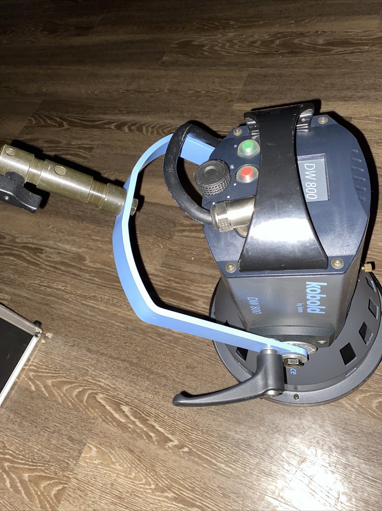 Bron Kobold DW 800 With Open Face Reflector.