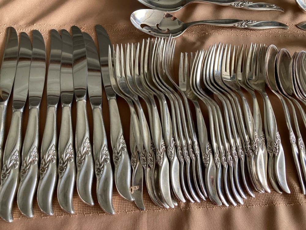 International Silver Co. 12 pl. "Silver Wind" flatware w/ xtras 74pc silver plat