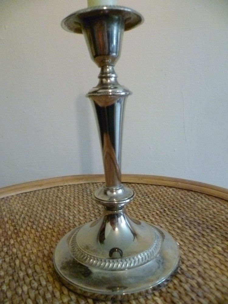 A VINTAGE ORNATE GADROON & BEAD PATTERN SILVER PLATED CANDLESTICK. CANDELABRA