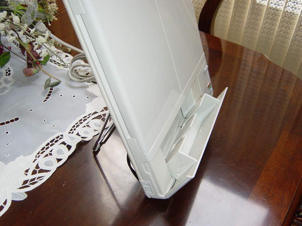 NORELCO 3 WAY LIGHT MAKE UP MIRROR W/ 2 SIDE MIRRORS LOWER SIDE OUTLET