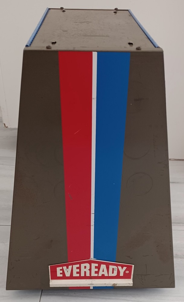 COOL RETRO EVEREADY BATTERY CONTERTOP DISPLAY CASE -ROTATES AND LOCKS