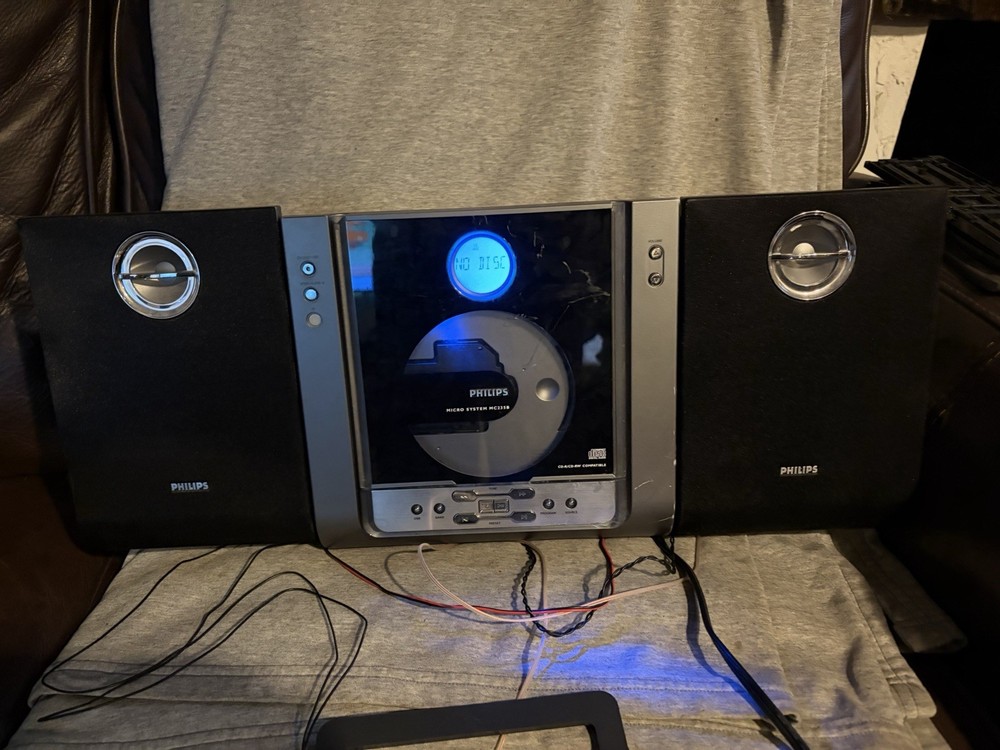 Philips Micro System MC235b Music FM/AM CD With Detachable Speakers FLAWED