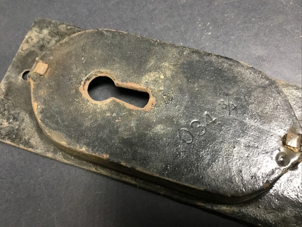Antique Pocket Door Pull with Keyhole Cast Iron………[B31]
