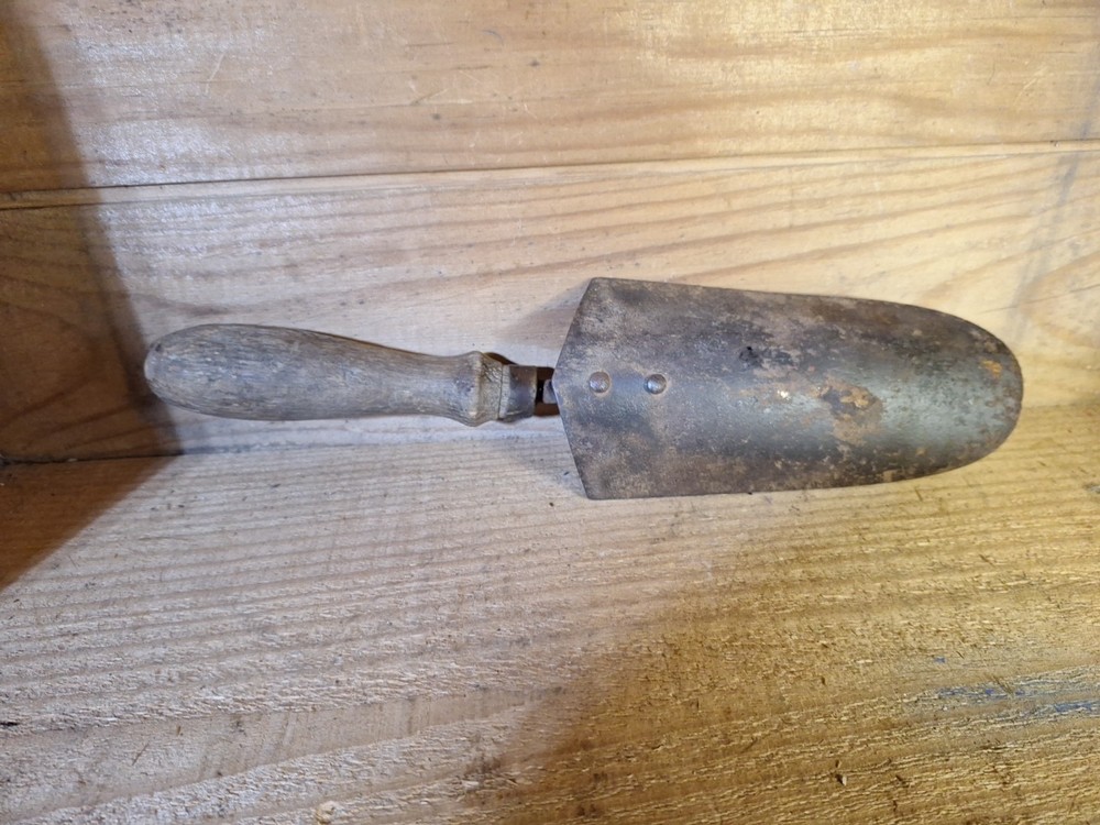 Antique Garden Scoop