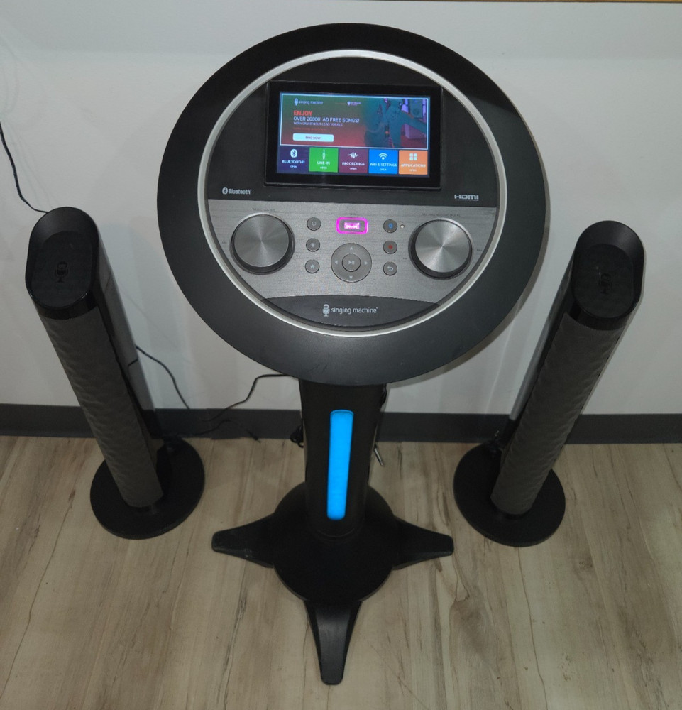 KARAOKI Singing Machine 7" Touchscreen Display USB + HDMI + 2 Mic's Excellent!