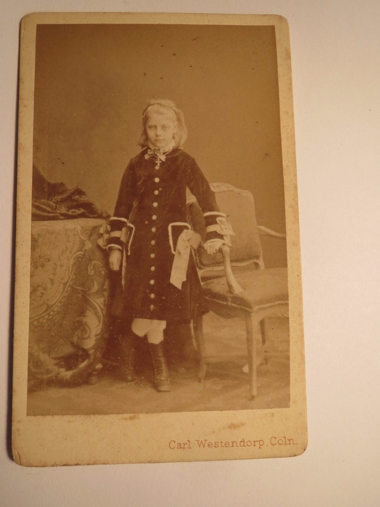 Cologne - standing girl - backdrop / CDV