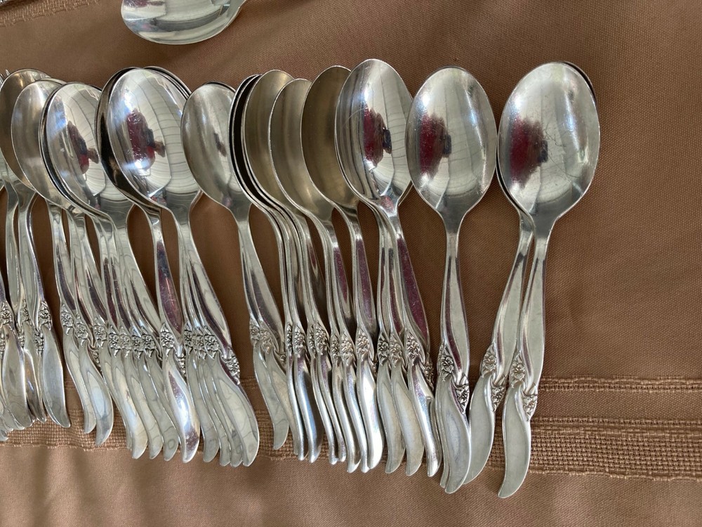 International Silver Co. 12 pl. "Silver Wind" flatware w/ xtras 74pc silver plat