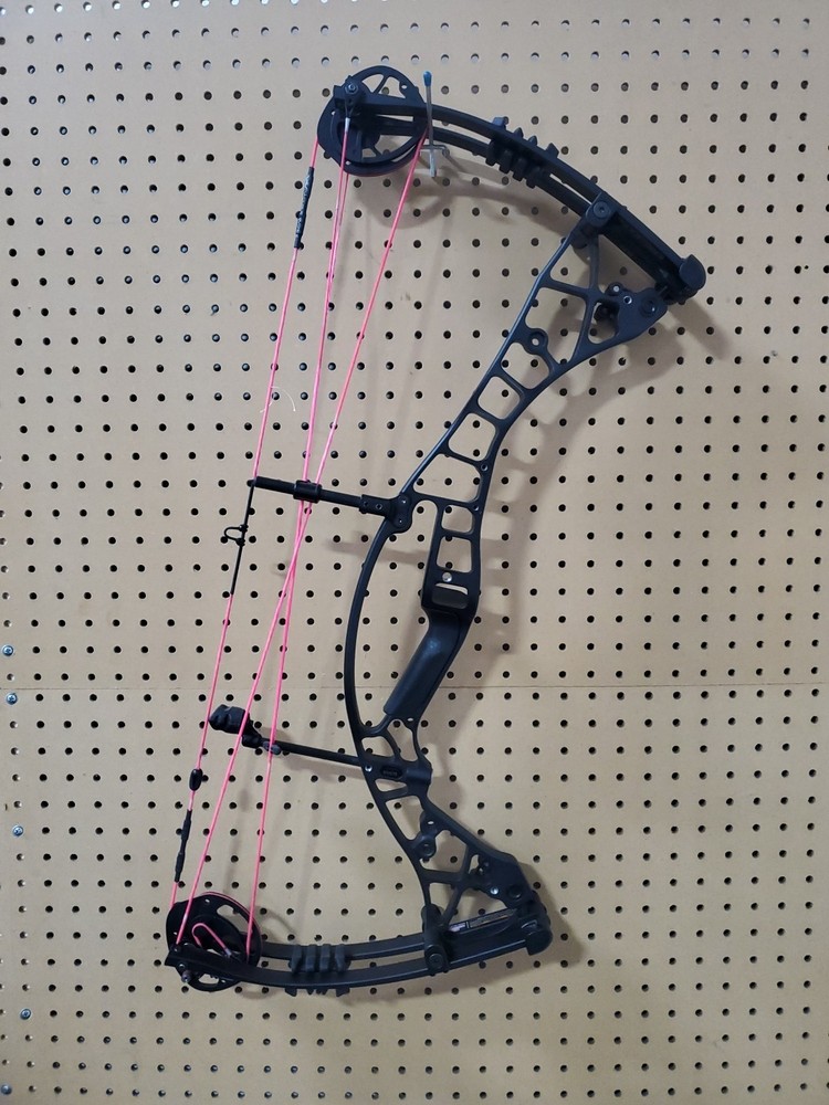Hoyt Eclipse Rh 50lbs 24" Black Out W/ Pink Strings Compound Bow Right Hand