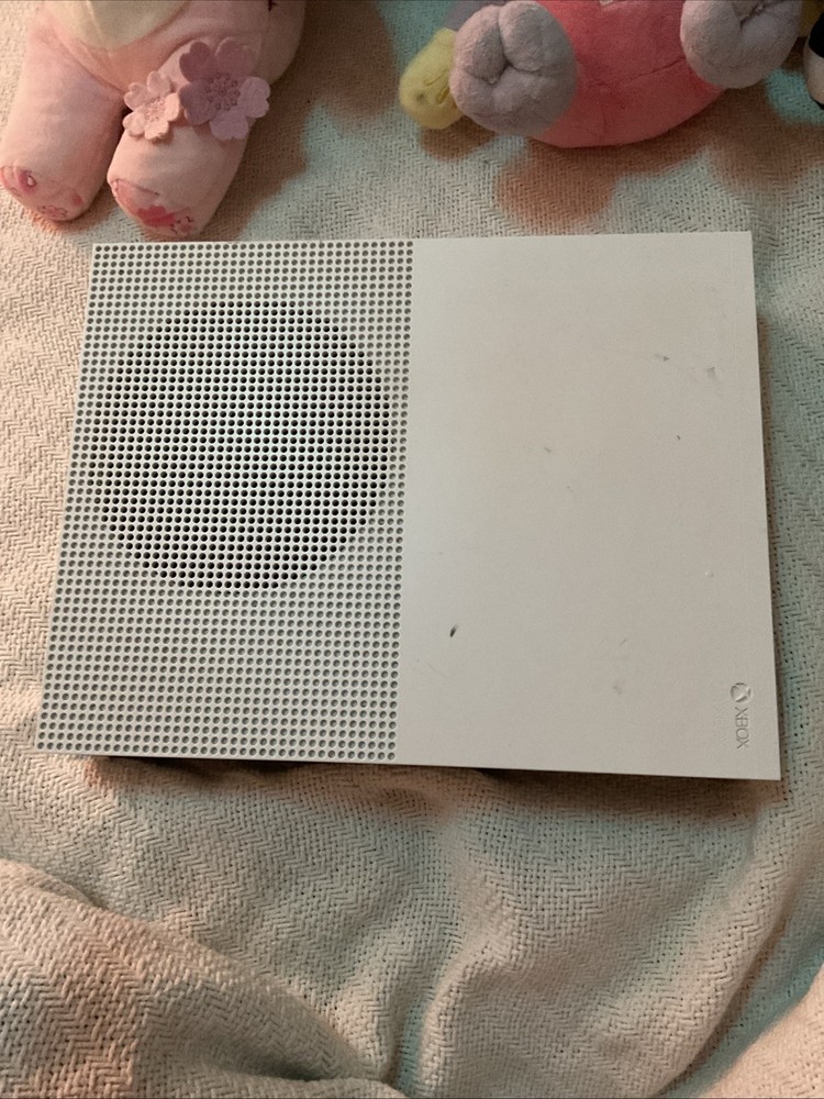 Xbox One S Comes With HDMI Cable Power Cable And Controller