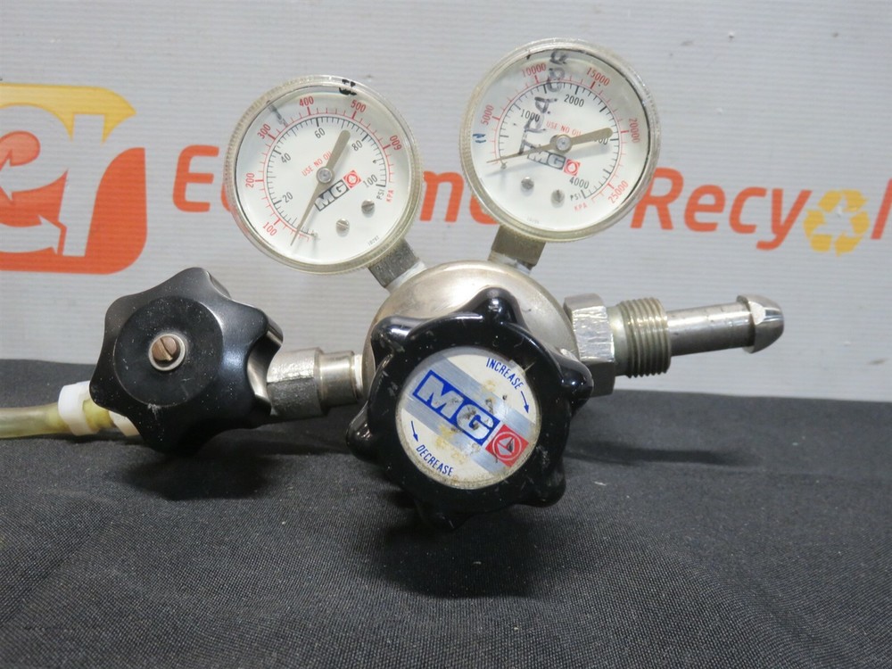 MG Scientific Double Gauge Pressure Regulator Series 320 Oxygen