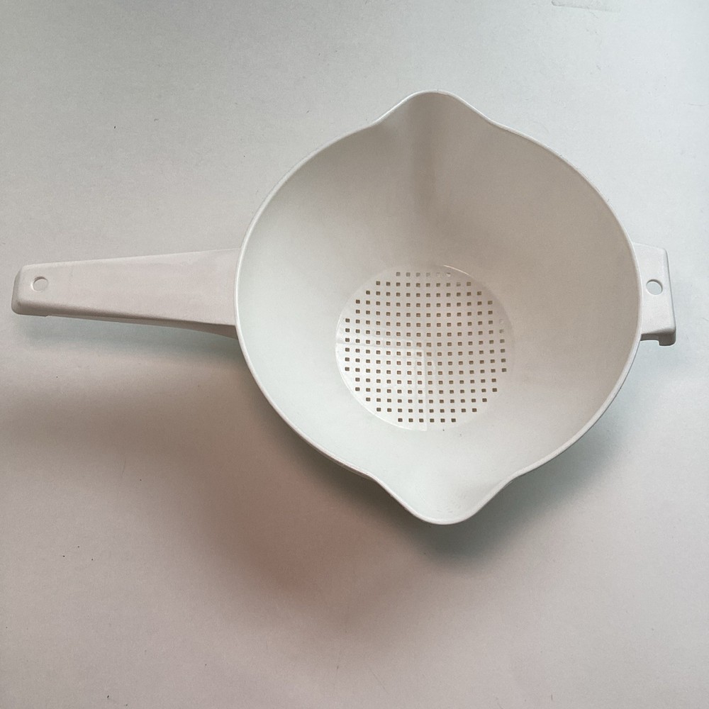 Tupperware 2 Quart Strainer Colander White Handle Hook Pan Rest Classic 1523