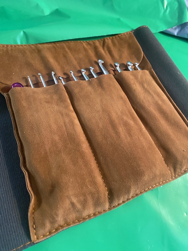 Ergonomic Crochet Hooks 11 PC with wrap Case/accessories Beginners EUC