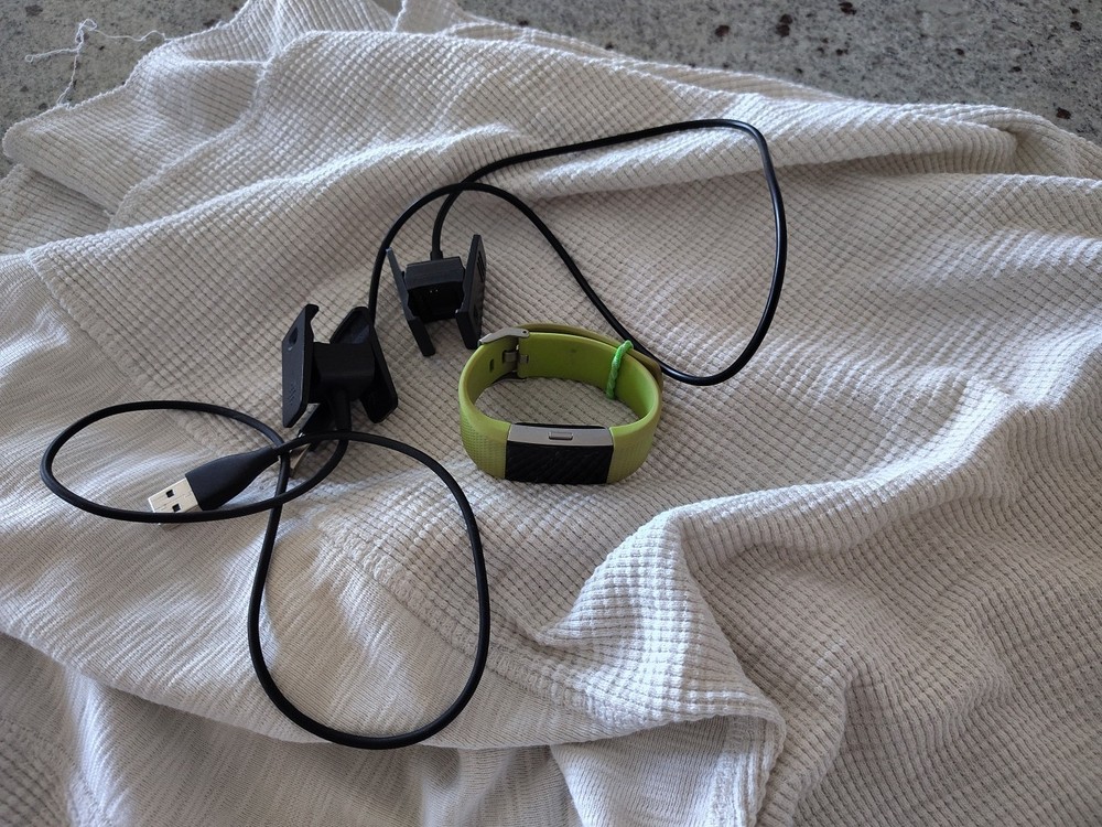 Fitbit Charge 2 Still Works Cracked Screen Plus Two Chargers