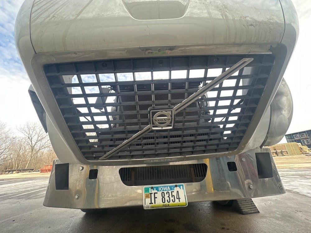 2003-2017 Volvo VNL Grille - Used