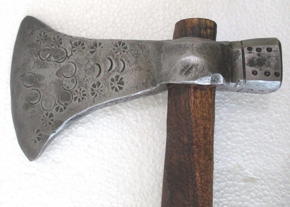ANTIQUE AXE HAMMER RARE ATTRACTIVE DESIGN DECORATED .