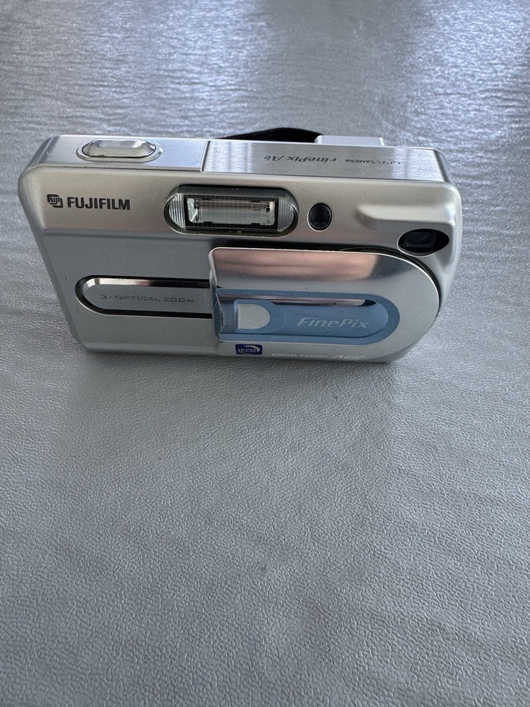 Fujifilm FinePix A607 Compact Digital Camera 6MP - Untested.