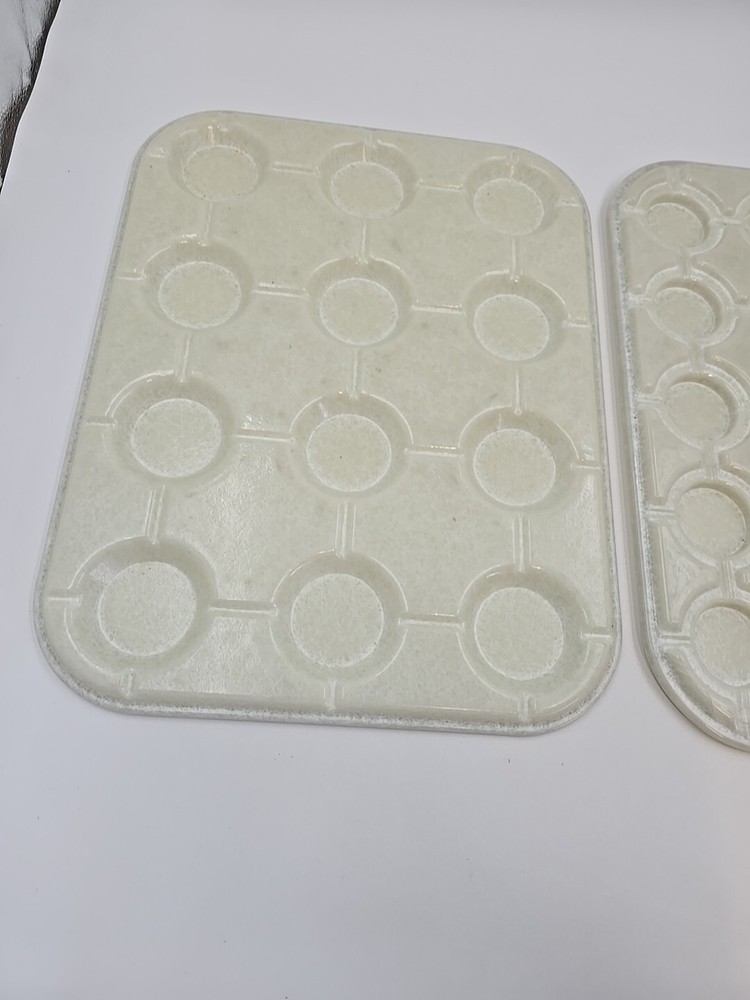 Couple Plastic Cafeteria Cup Trays