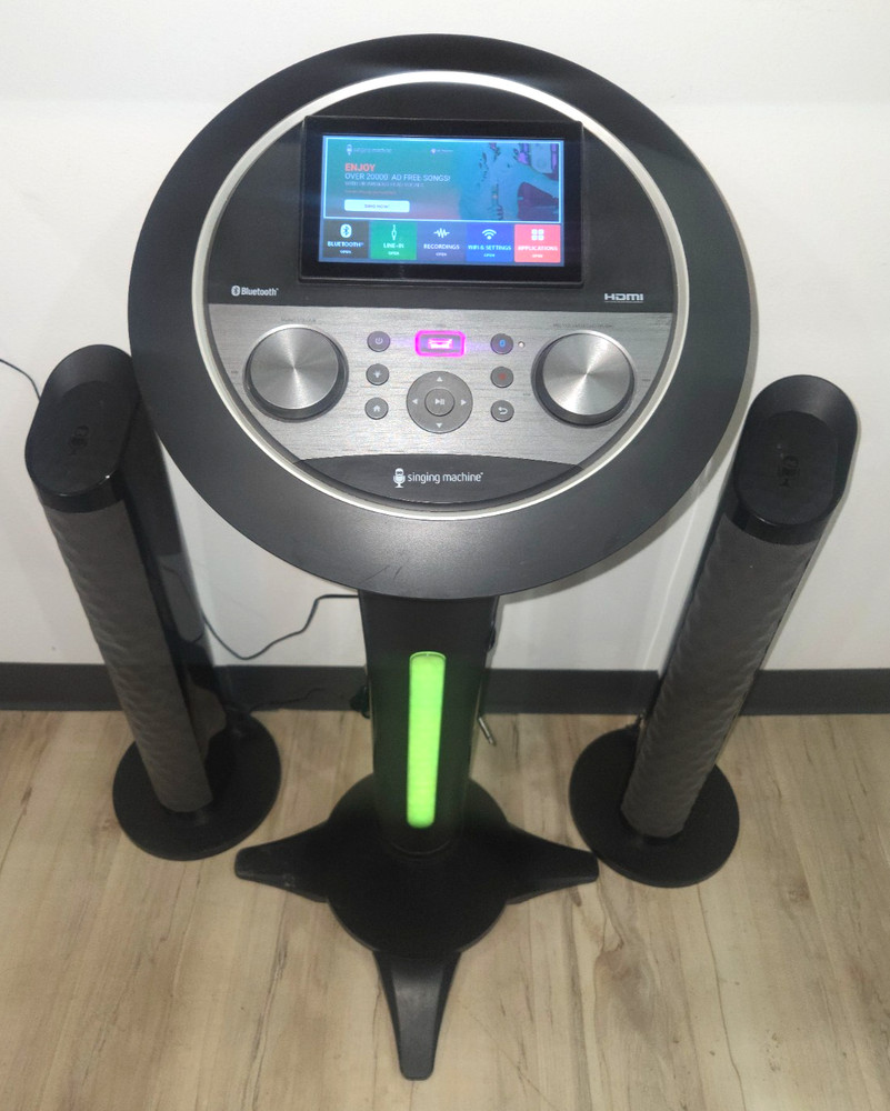 KARAOKI Singing Machine 7" Touchscreen Display  USB + HDMI + 2 Mic's Excellent!