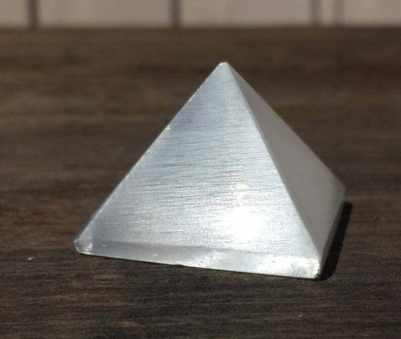 NATURAL SELENITE MEDIUM GEMSTONE PYRAMID 27-30mm
