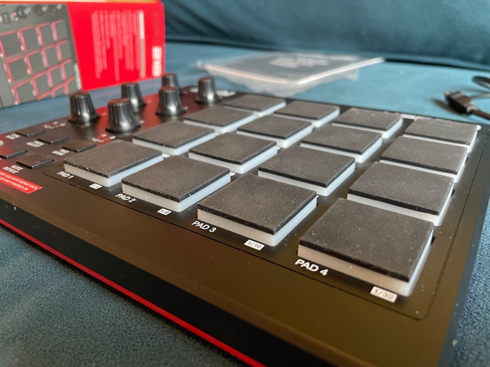 AKAI Professional MPD218 USB MIDI Controller 16 MPC Drum Pads