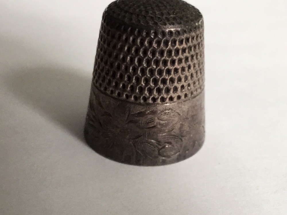 VINTAGE STERLING SILVER THIMBLE WEBSTER 12 FLOWER BORDER