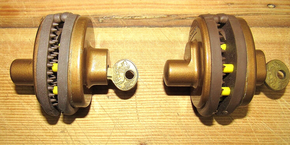 2 MASTER LOCK PISTOL RIFLE GUN TRIGGER LOCK IN GOOD CONDITION