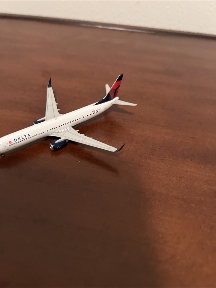 Delta 737-800 1:400 Scale