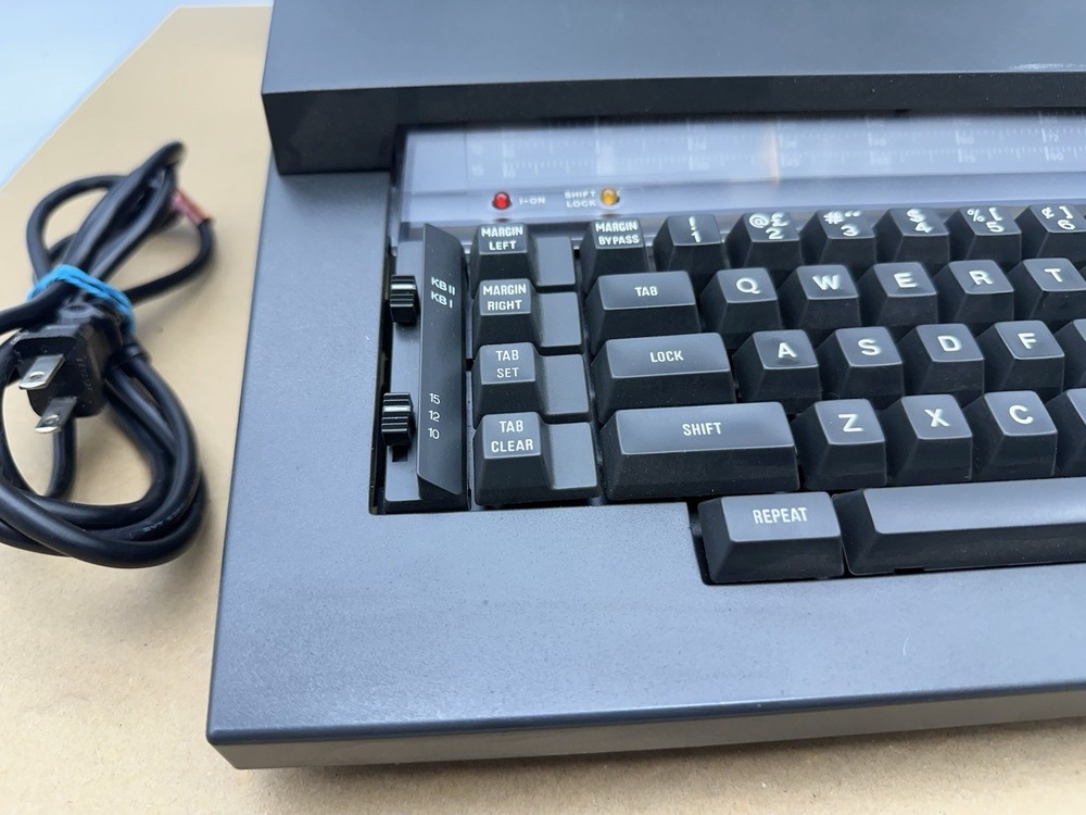 Olivetti PRAXIS 35 Typewriter w/Plastic Hard Case 1980s Powers On Needs Service*