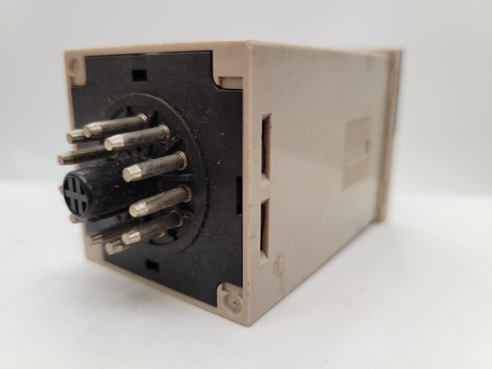 Omron H3CA-A Solid State Timer Plug-In SPDT 3-Digit Display 3A 24-240V 11-Pin