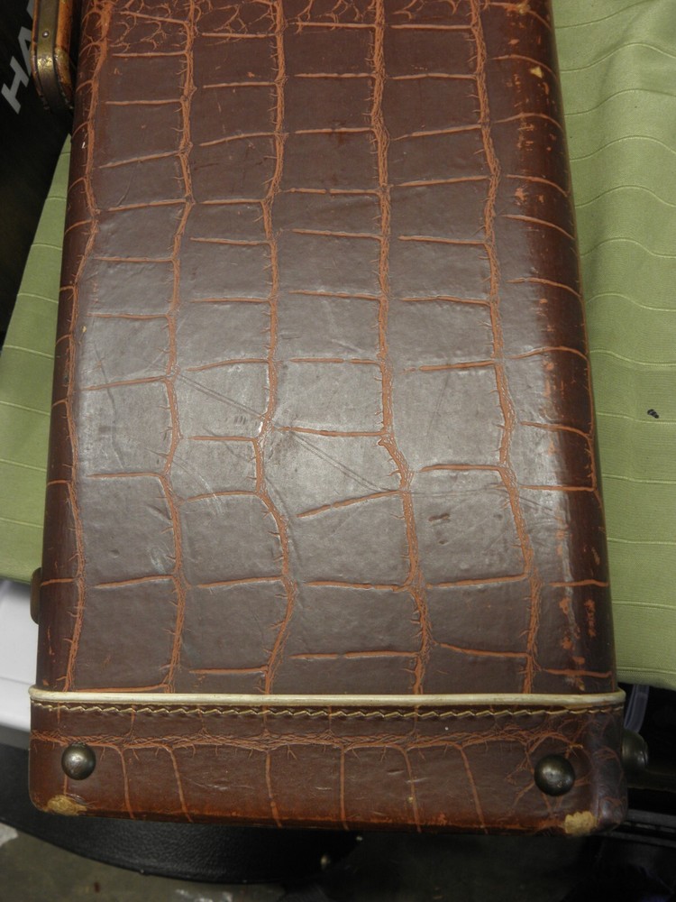 ALLIGATOR STYLE BROWN VIOLIN CASE