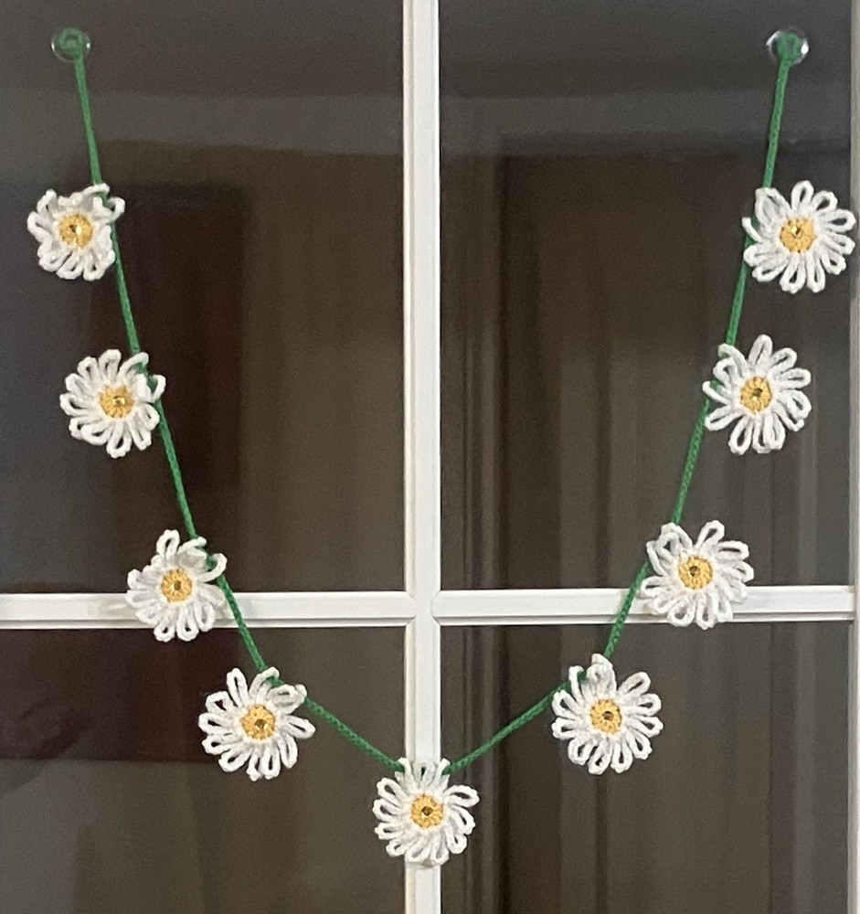 🌸 NEW Hand Crochet 9 sparkly daisy Rustic Bunting Window SUMMER sequins Gift