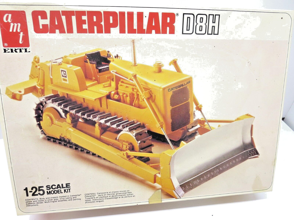 AMT ERTL Caterpillar D8H 1-25 Scale Plastic Model Kit. Open.