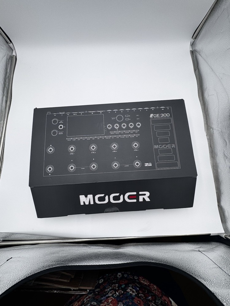 Mooer GE300 Multi-Effects Guitar Processor AMP Modeler Looper White, Open box