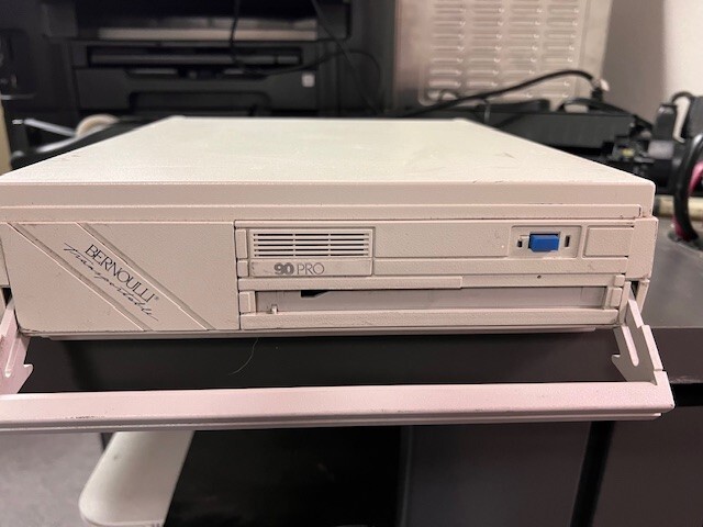 Bernoulli 90 Pro External SCSI Optical Drive. Powers Up.