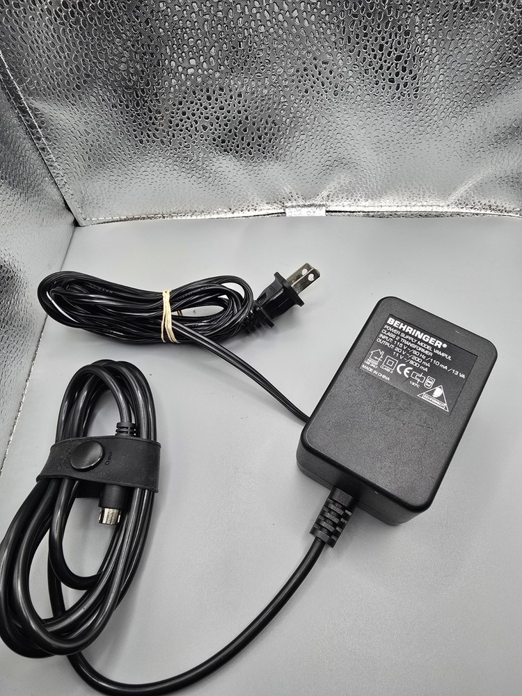 Behringer V-AMP 2 Guitar Amp Multi-Effects Processor Adapter Foot Switch And Bag