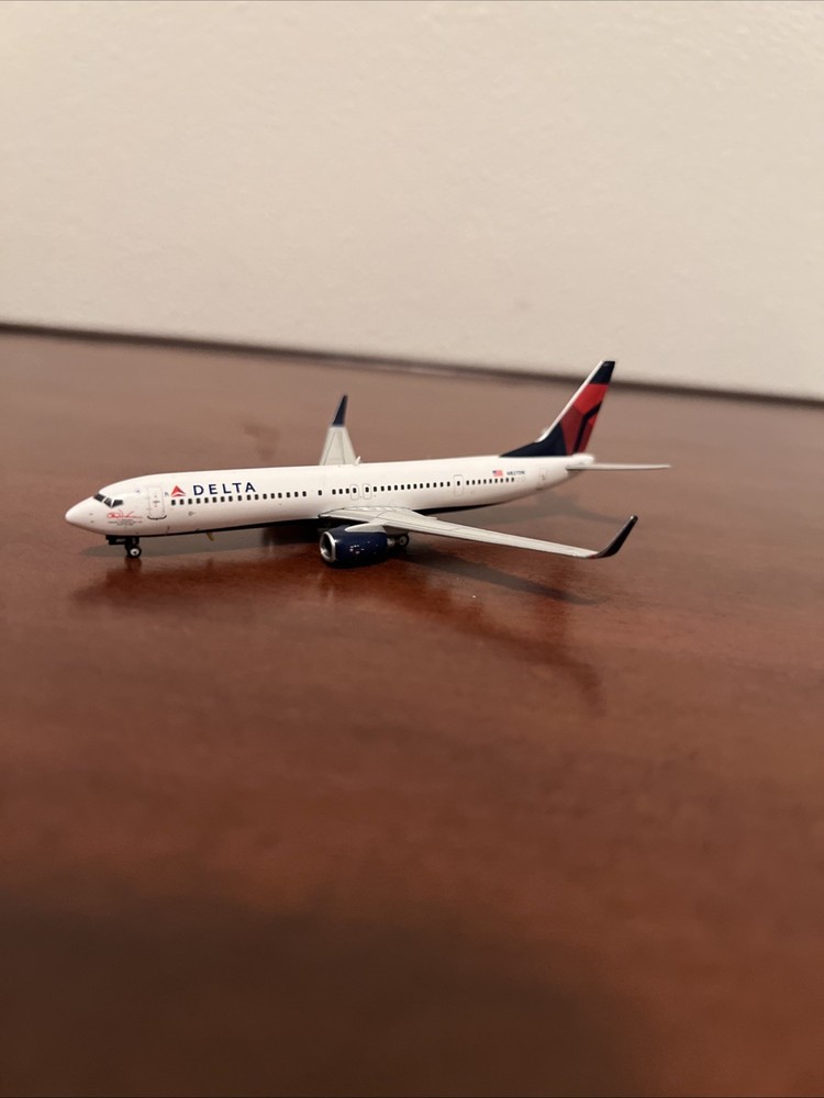 Delta 737-800 1:400 Scale