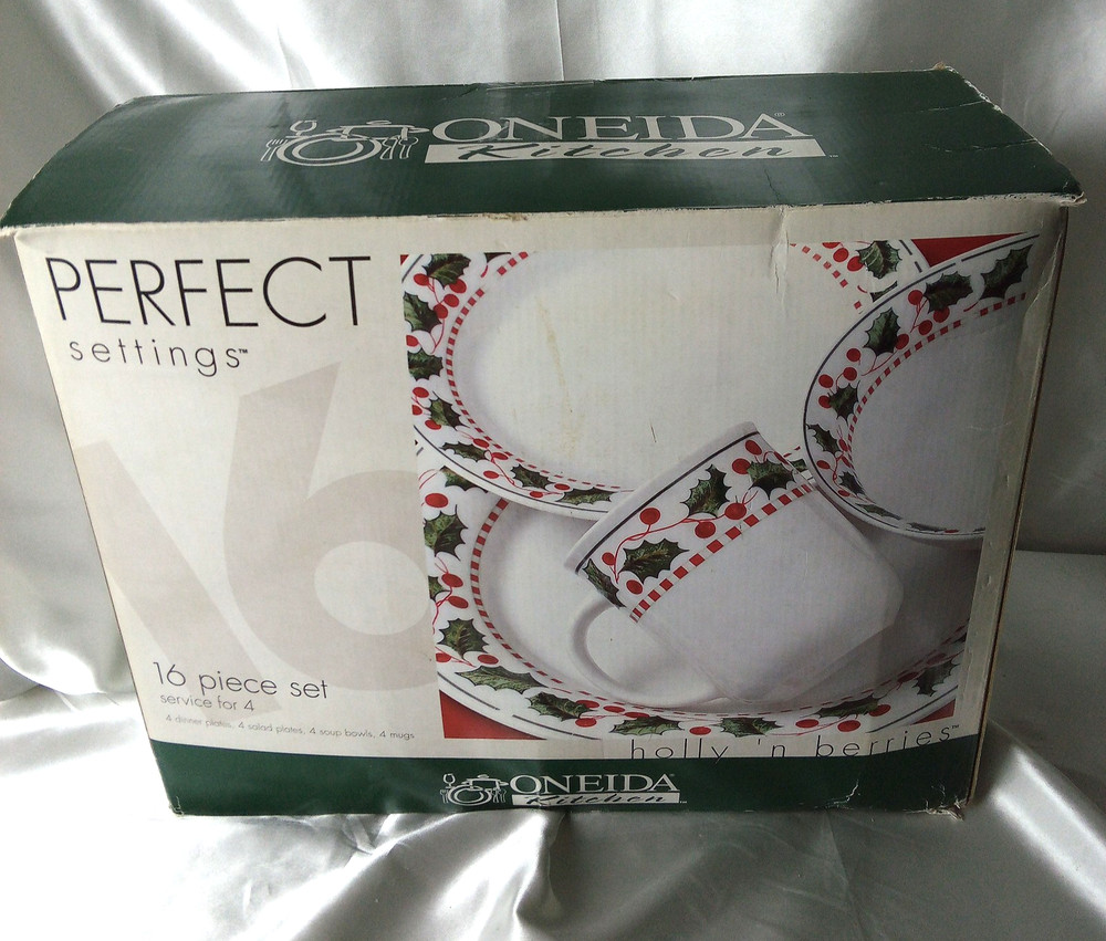 ONEIDA PERFECT SETTINGS HOLLY N BERRIES DINNER SET FOR 4-open box