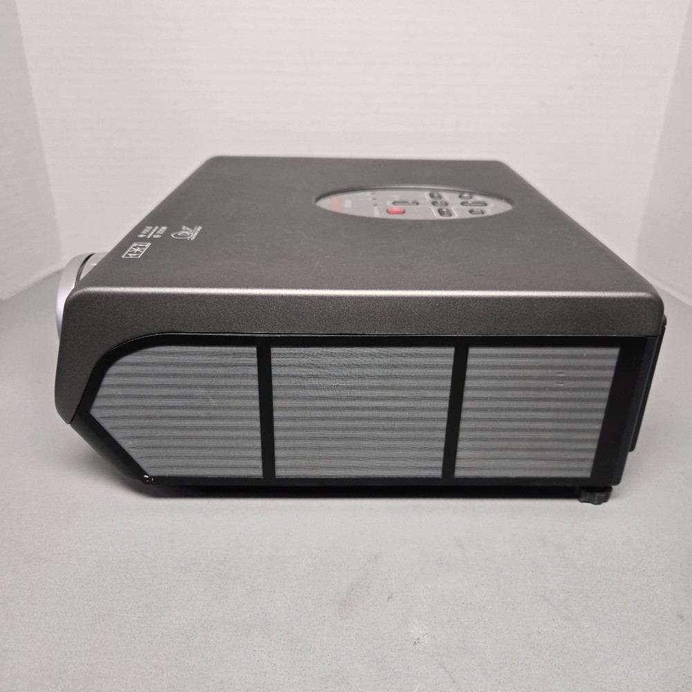 EIKI EIP-200 Projector - VGA / S Video Inputs - Tested - Lamp Timer 201 Hours