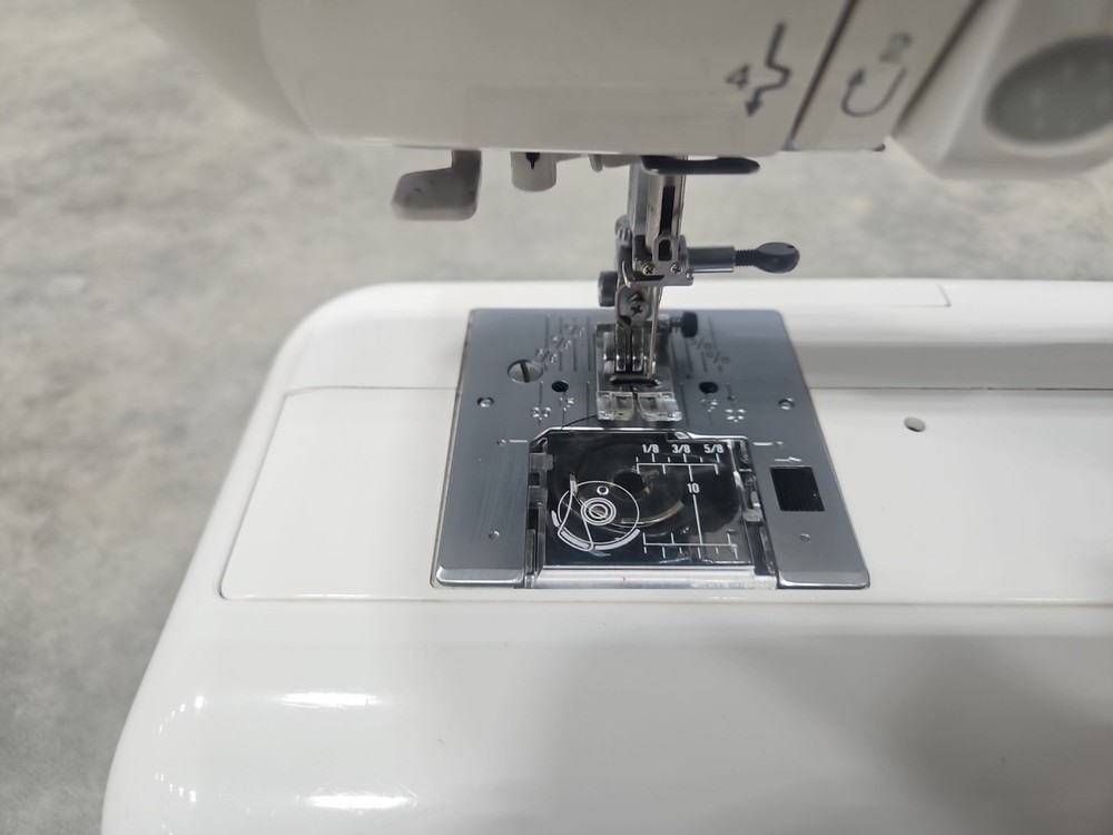 Janome Décor Computer DC3050 Computerized Sewing Machine
