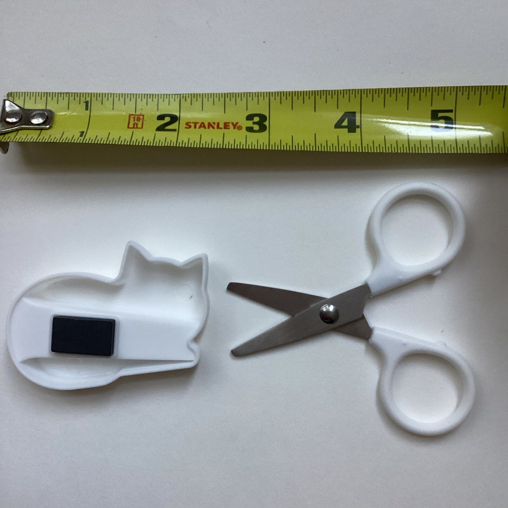 Daiso White Cat Scissors With Magnet For Kitchen - New