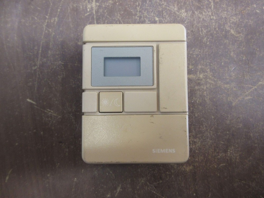Siemens Room Temp. Sensor 544780FA w/ Display *Broken Mounting* Used