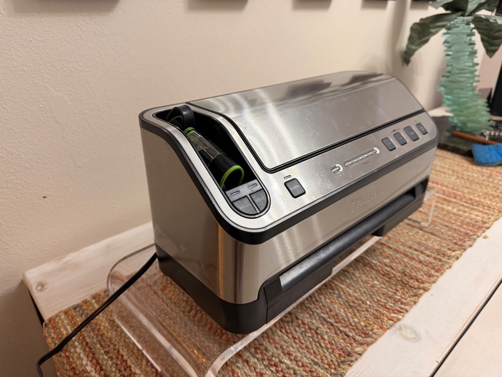 FoodSaver 2-in-1 Automatic Vacuum Sealing System w Automatic Bag Detection V4860