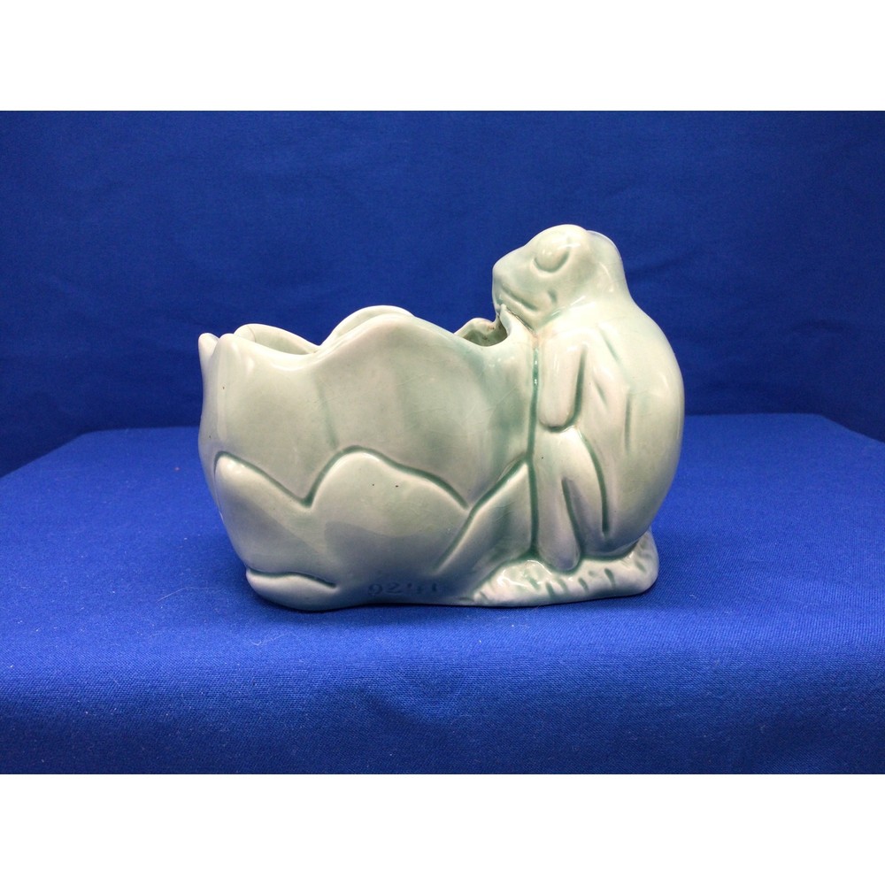 Vintage Ceramic Small Frog with lily Planter 9241