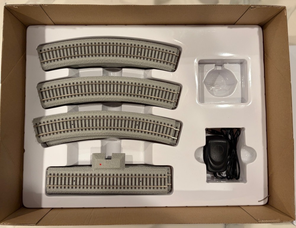 LIONEL HO SCALE CHRISTMAS EXPRESS TRAIN SET BLUETOOTH 87181120